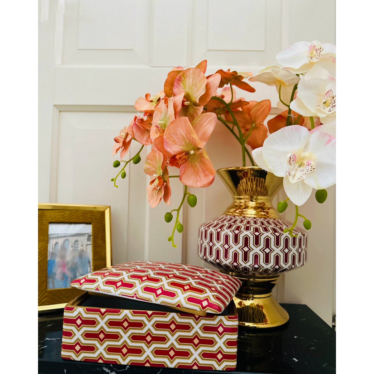 Nieuwe series. Een vaas en een boeket kunstbloemen