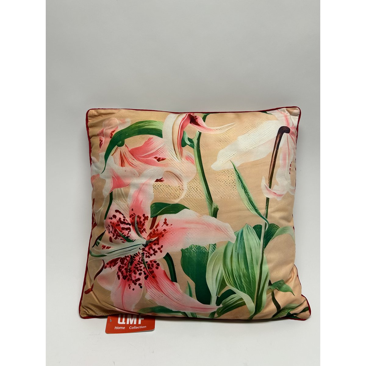 Sierkussen Lily 45*45 De kussenhoes wordt geleverd met vulling en is voorzien van een ritssluiting.