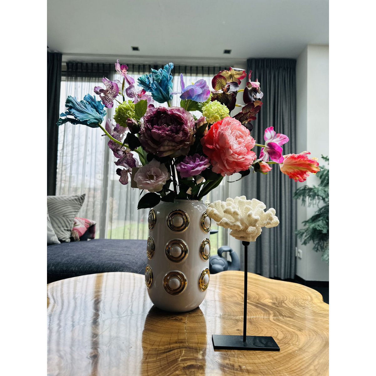 Een complete vaas, een boeket kunstbloemen en een prachtig oceaankoraalornament