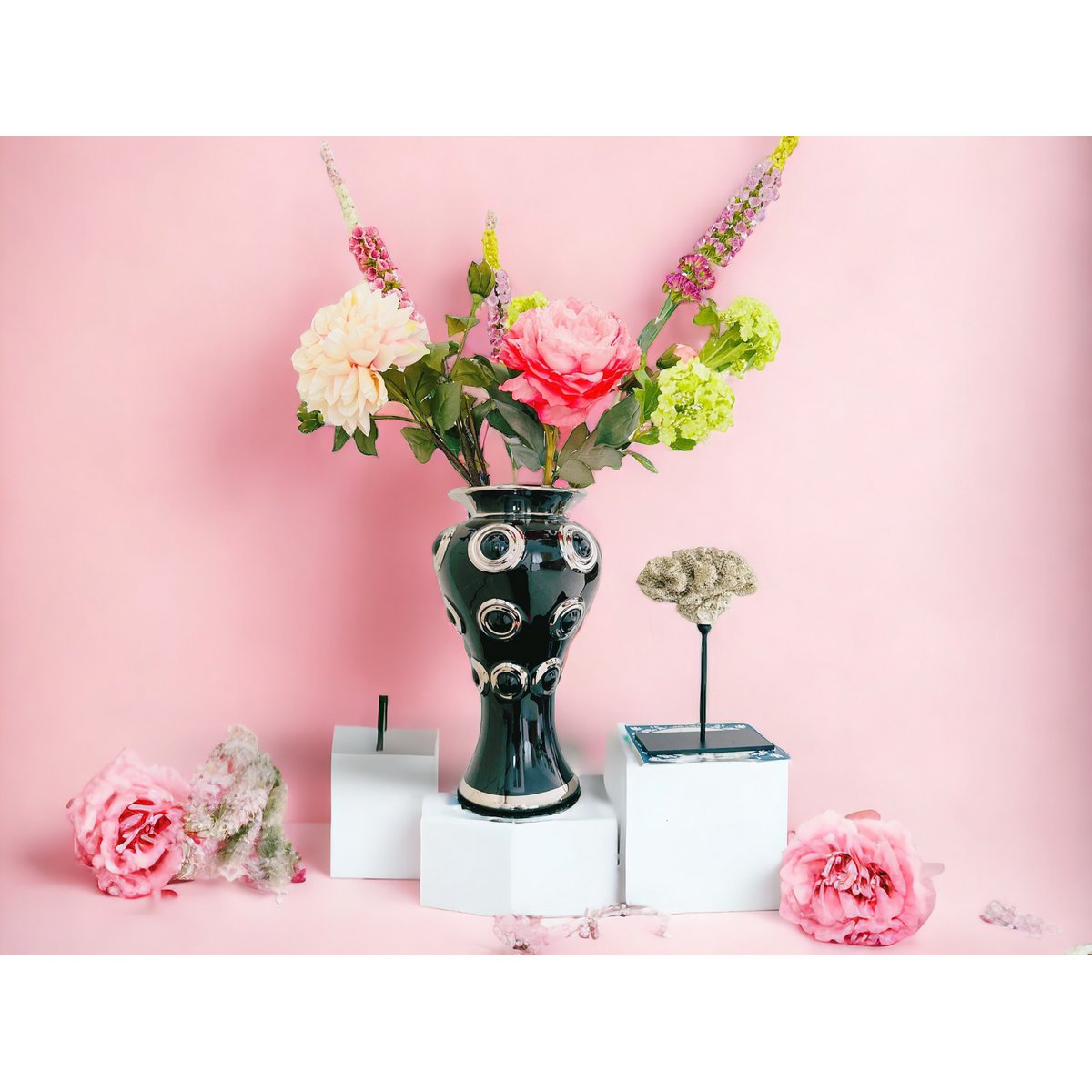 Nieuwe series. Een vaas en een boeket kunstbloemen en een koraalornament