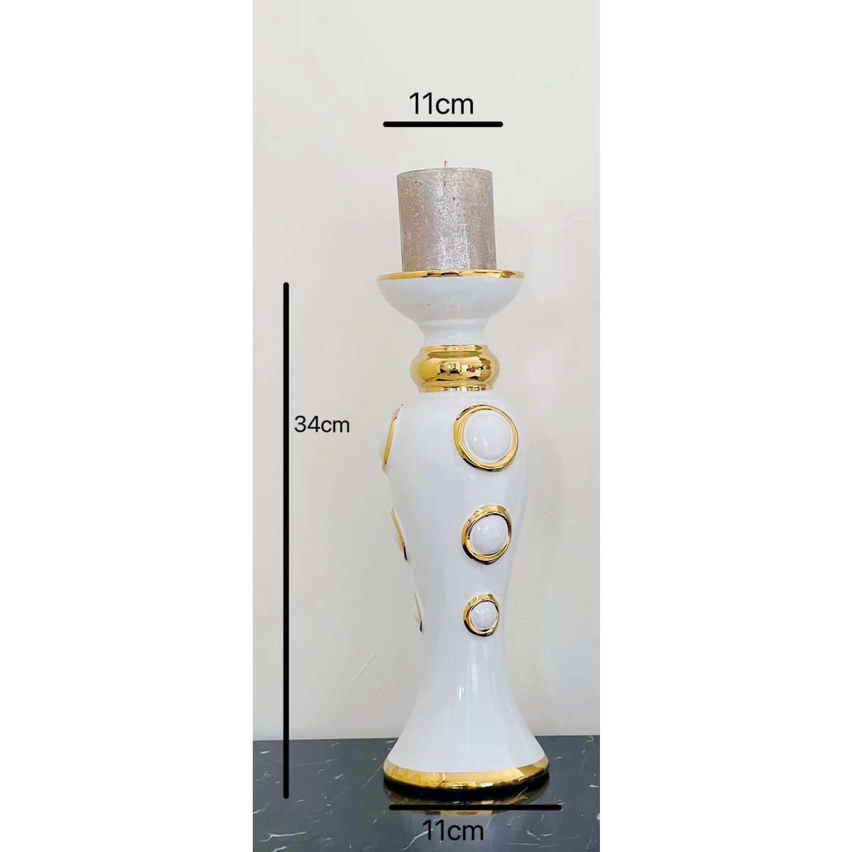 Nieuwe series. Een vaas en een kandelaar en een boeket kunstbloemen