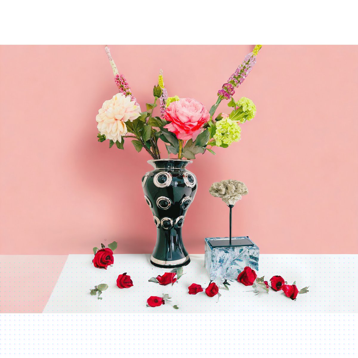 Nieuwe series. Een vaas en een boeket kunstbloemen en een koraalornament