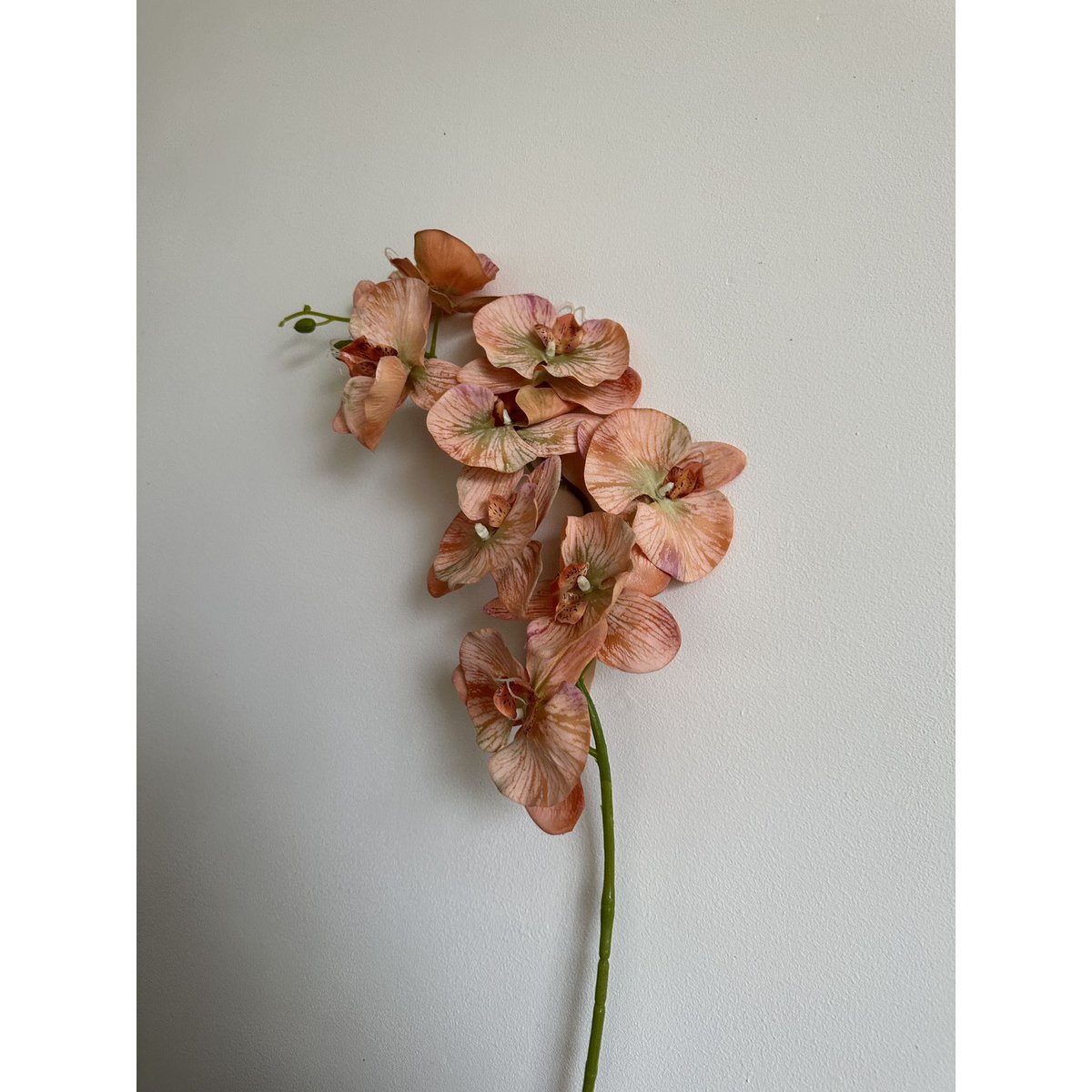 Nieuwe series. Een vaas en een kandelaar en een boeket kunstbloemen