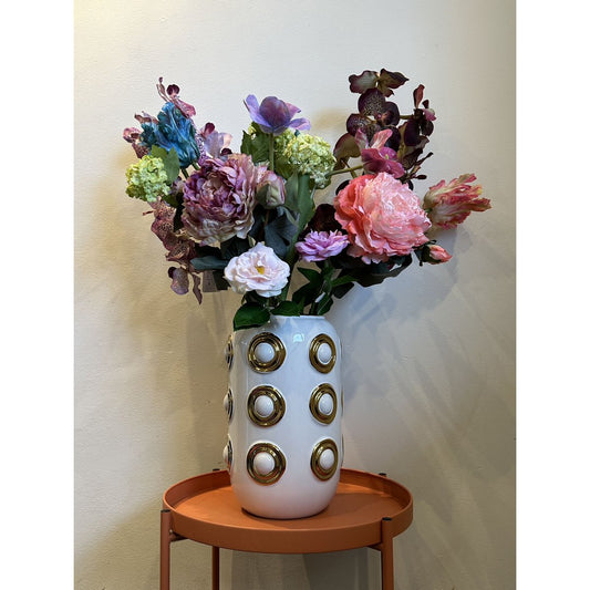 Een complete vaas, een boeket kunstbloemen en een prachtig oceaankoraalornament