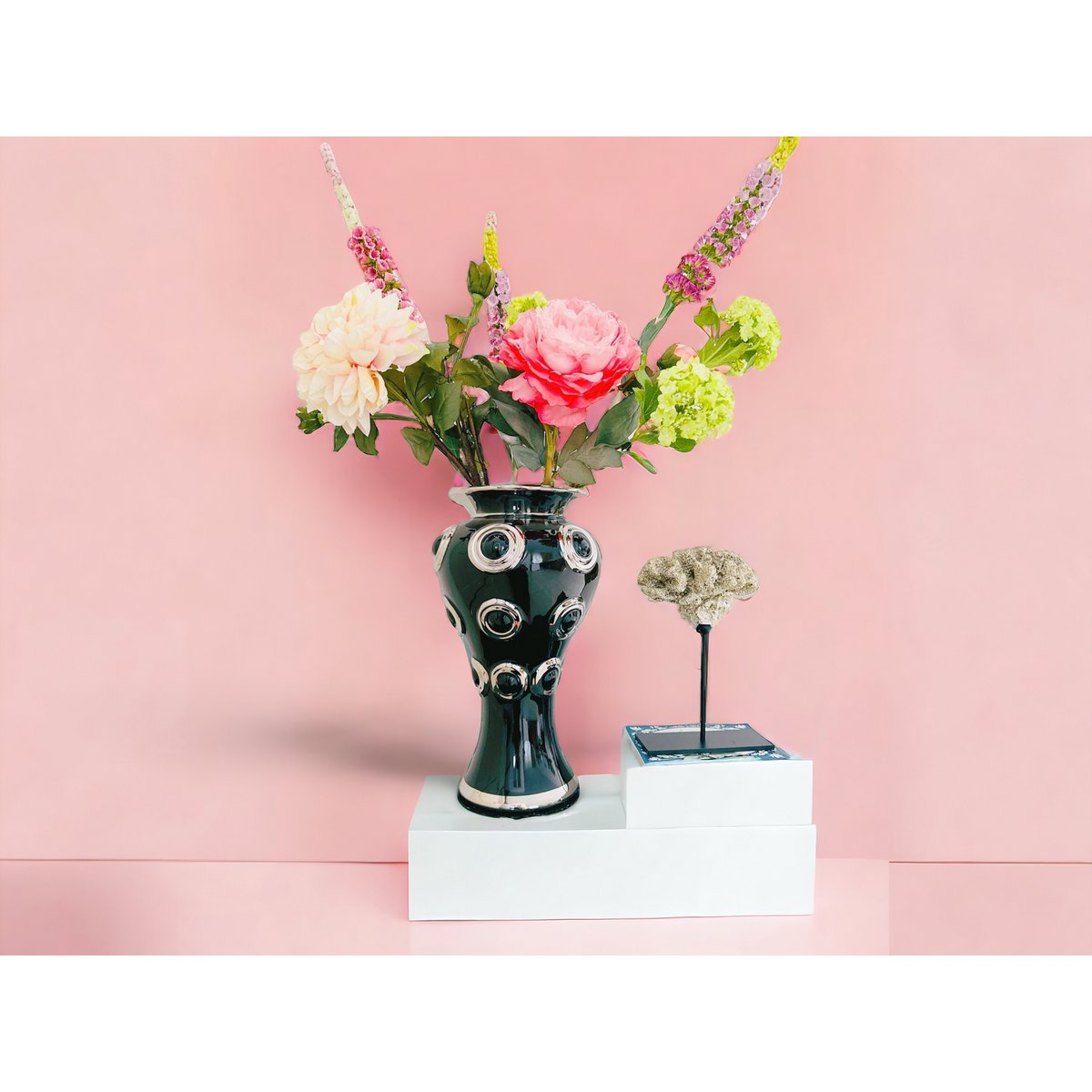 Nieuwe series. Een vaas en een boeket kunstbloemen en een koraalornament