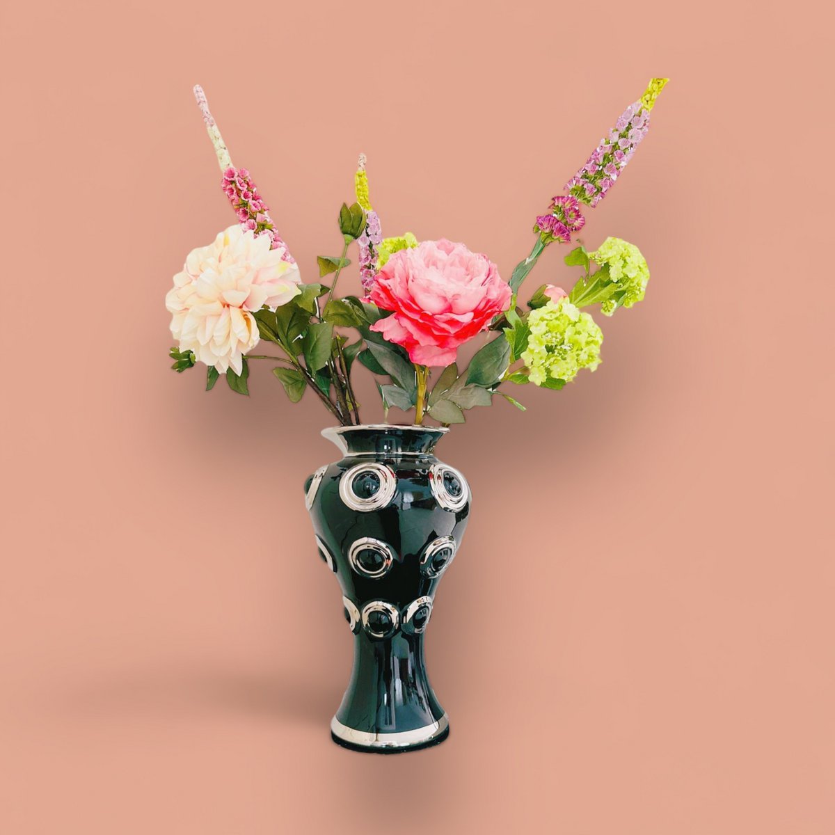 Nieuwe series. Een vaas en een boeket kunstbloemen en een koraalornament