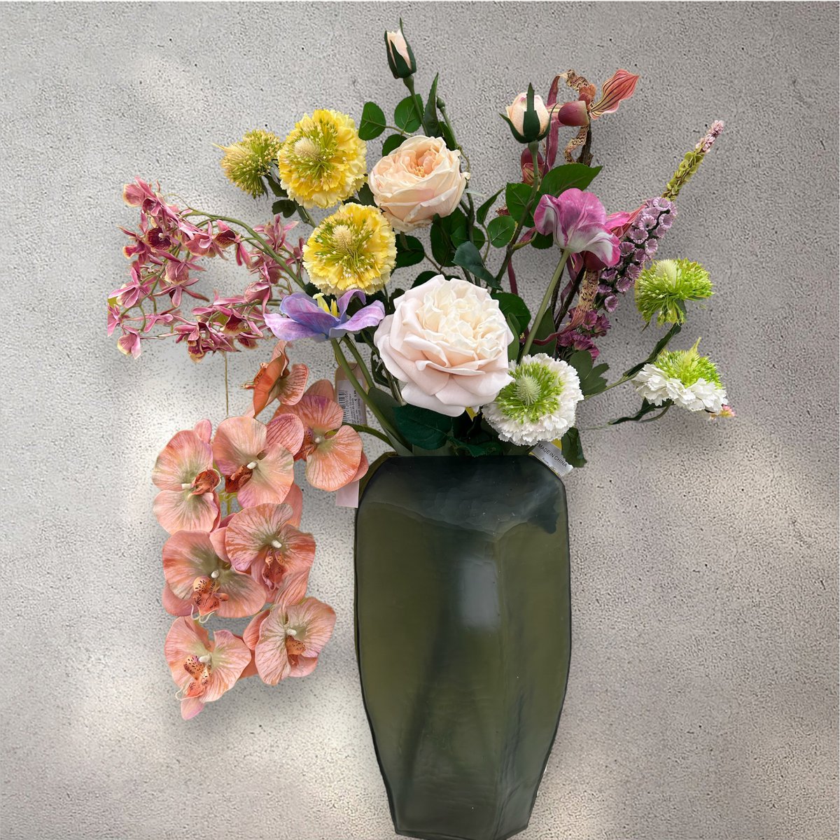 Hoogwaardige handgeblazen vaas en een boeket van hoogwaardige kunstbloemen. Afmetingen: inclusief vaas en hoogwaardige kunstbloemen. H80*W60