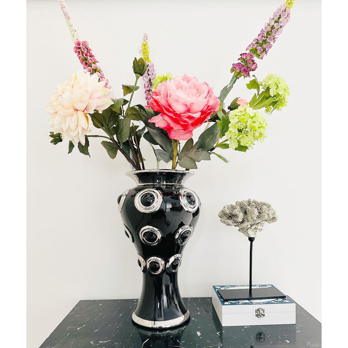 Nieuwe series. Een vaas en een boeket kunstbloemen en een koraalornament