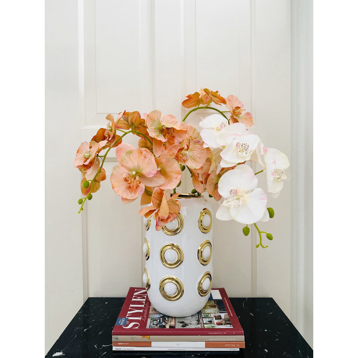 Nieuwe series. Een vaas en een kandelaar en een boeket kunstbloemen