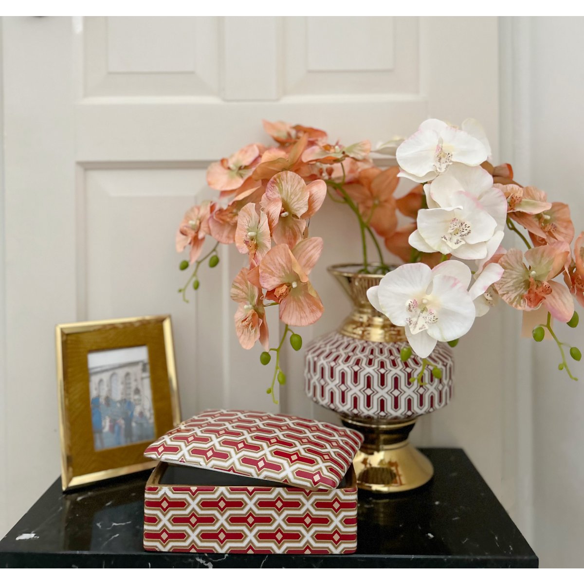 Nieuwe series. Een vaas en een boeket kunstbloemen