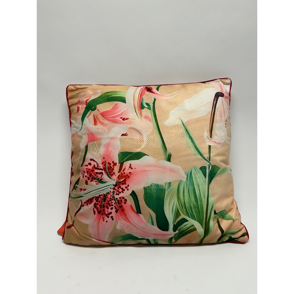 Sierkussen Lily 45*45 De kussenhoes wordt geleverd met vulling en is voorzien van een ritssluiting.