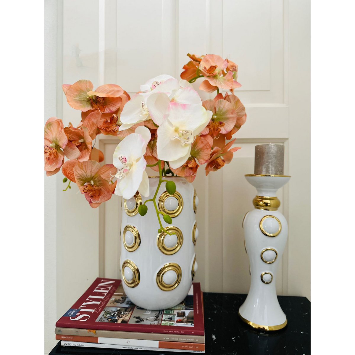 Nieuwe series. Een vaas en een kandelaar en een boeket kunstbloemen