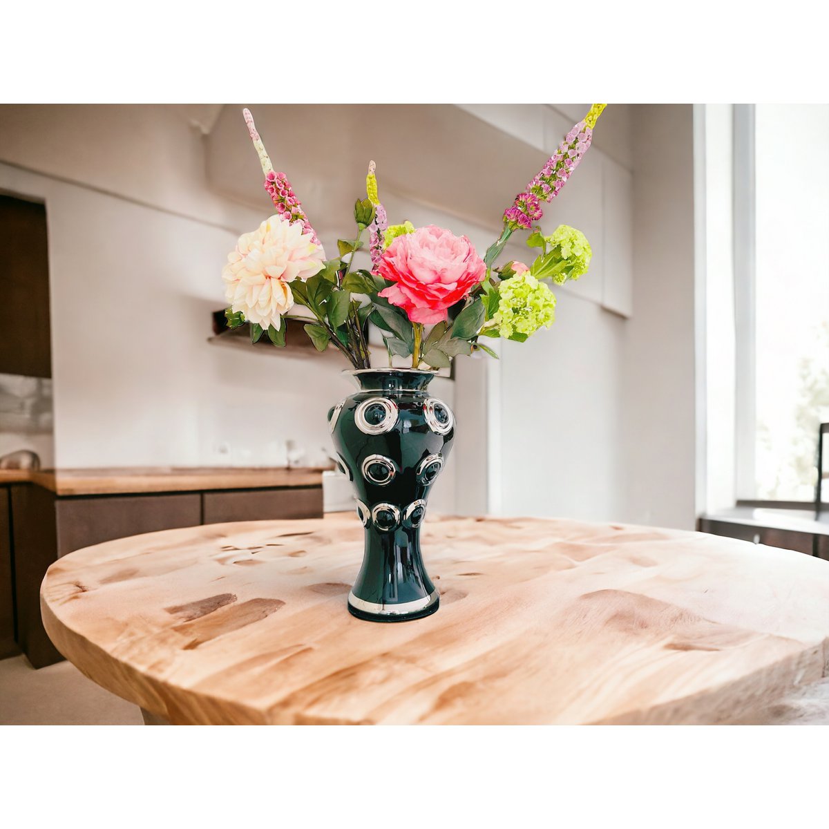 Nieuwe series. Een vaas en een boeket kunstbloemen en een koraalornament