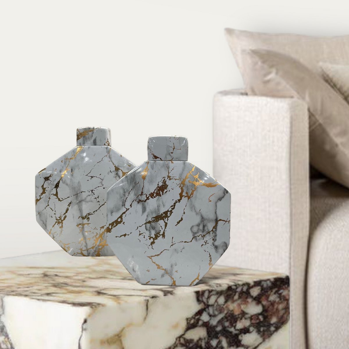 Goudlak marmerpatroon zeshoekige decoratieve pot met kunstmatige cameliabloemen