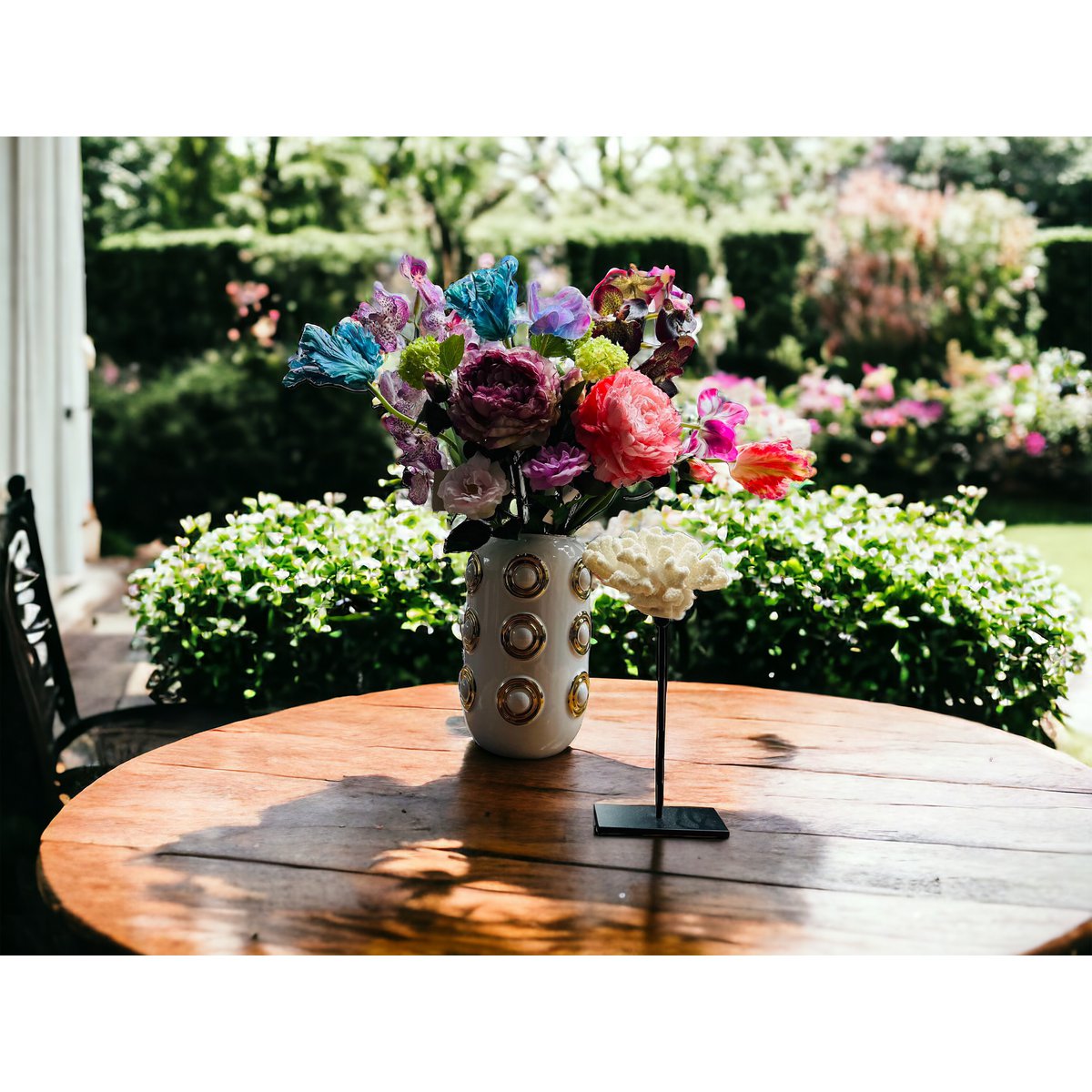 Een complete vaas, een boeket kunstbloemen en een prachtig oceaankoraalornament