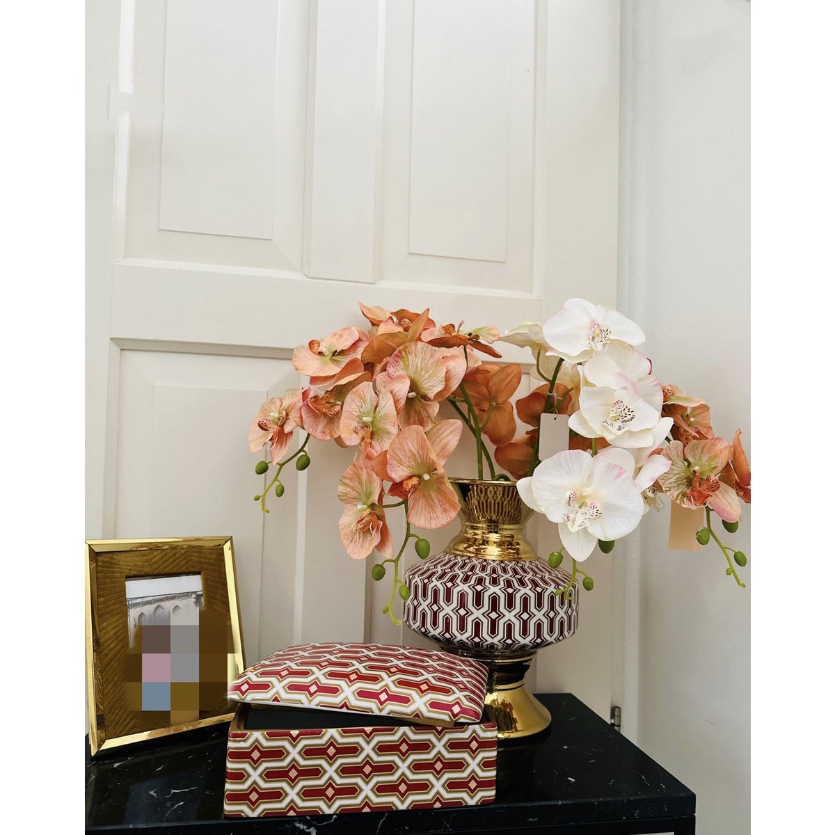 Nieuwe series. Een vaas en een boeket kunstbloemen