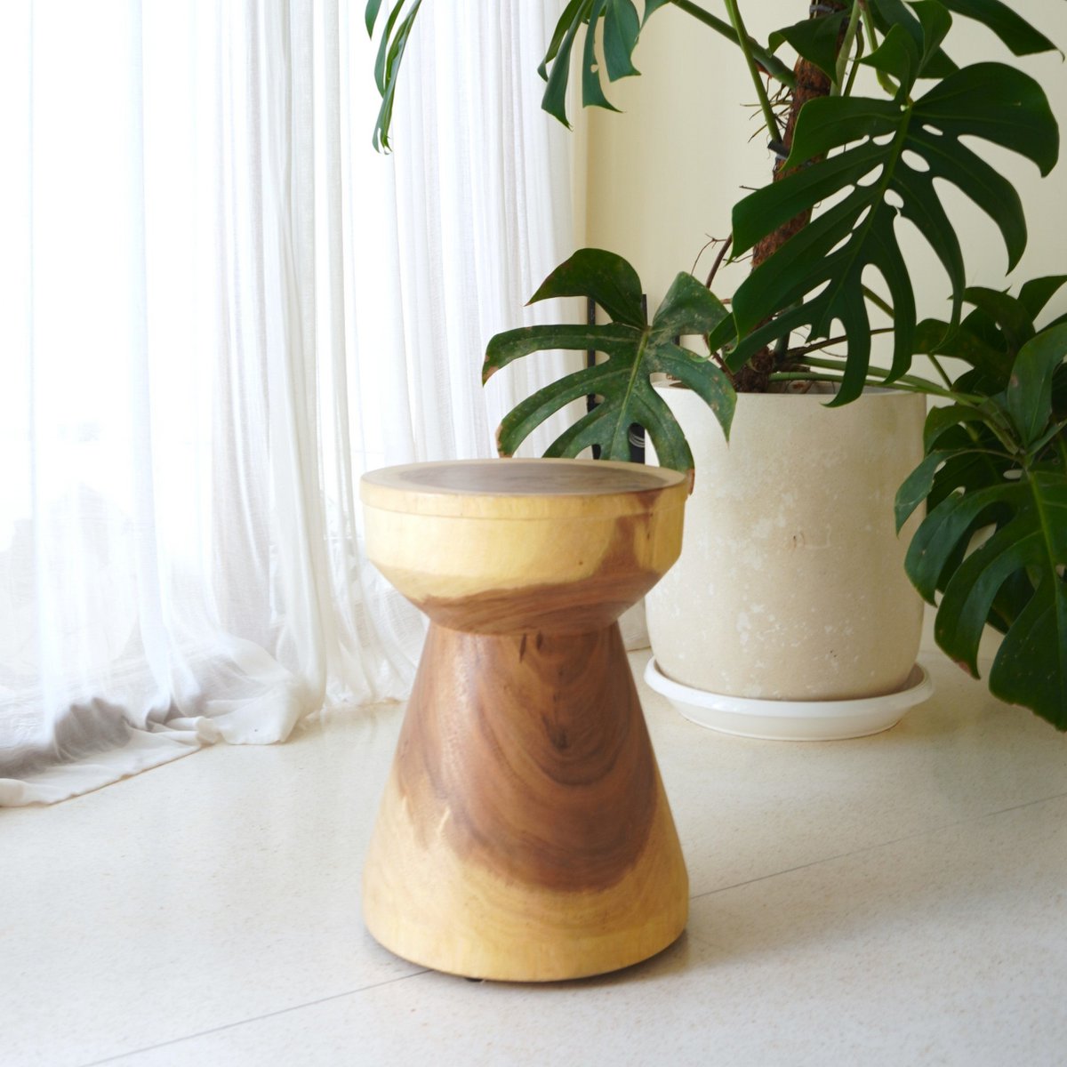 Massieve ronde houten bijzettafel Ø30 cm MANADO kleine tafel gemaakt van regenboomhout met natuurlijke tweekleurige nerven