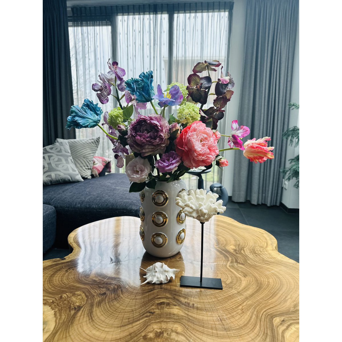 Een complete vaas, een boeket kunstbloemen en een prachtig oceaankoraalornament