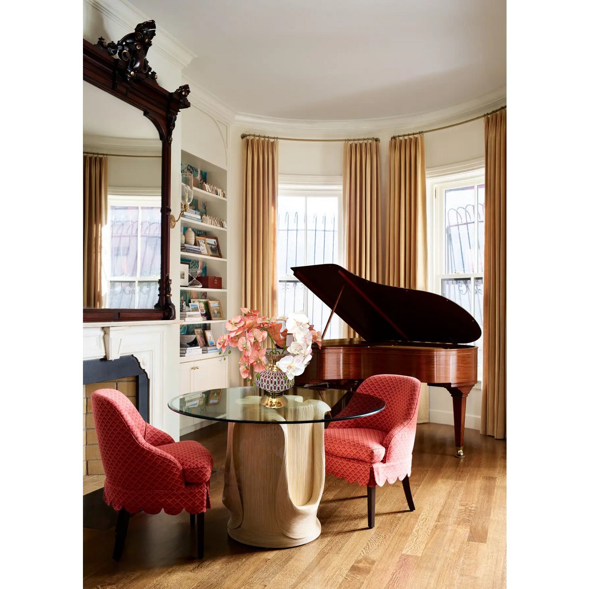 Nieuwe series. Een vaas en een boeket kunstbloemen