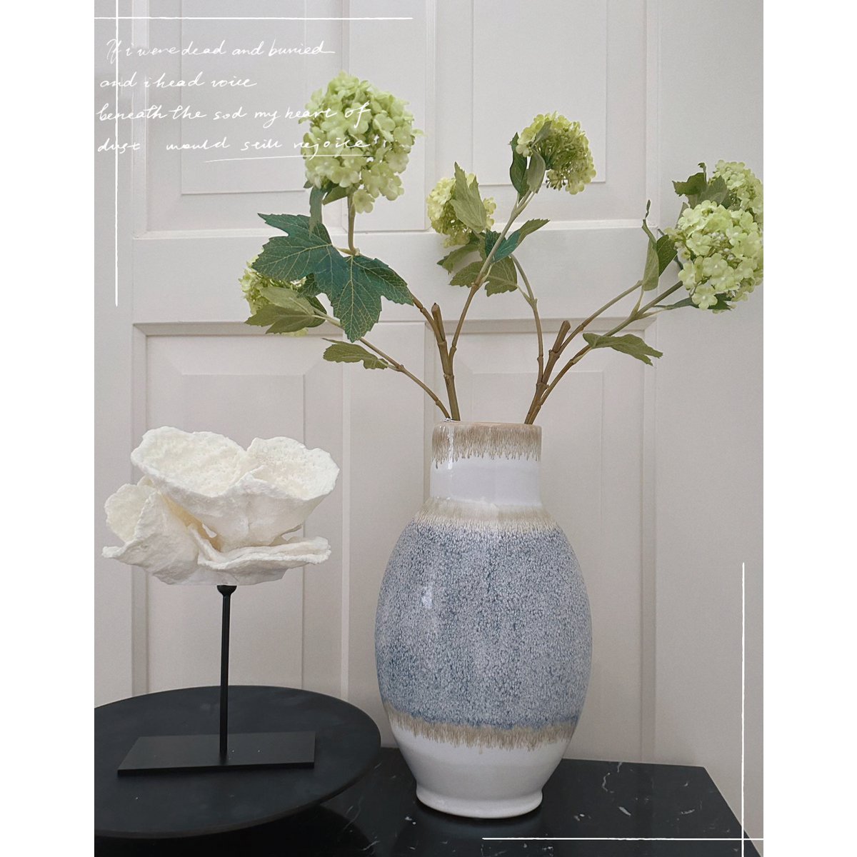 Nieuwe series. Een vaas en een boeket kunstbloemen