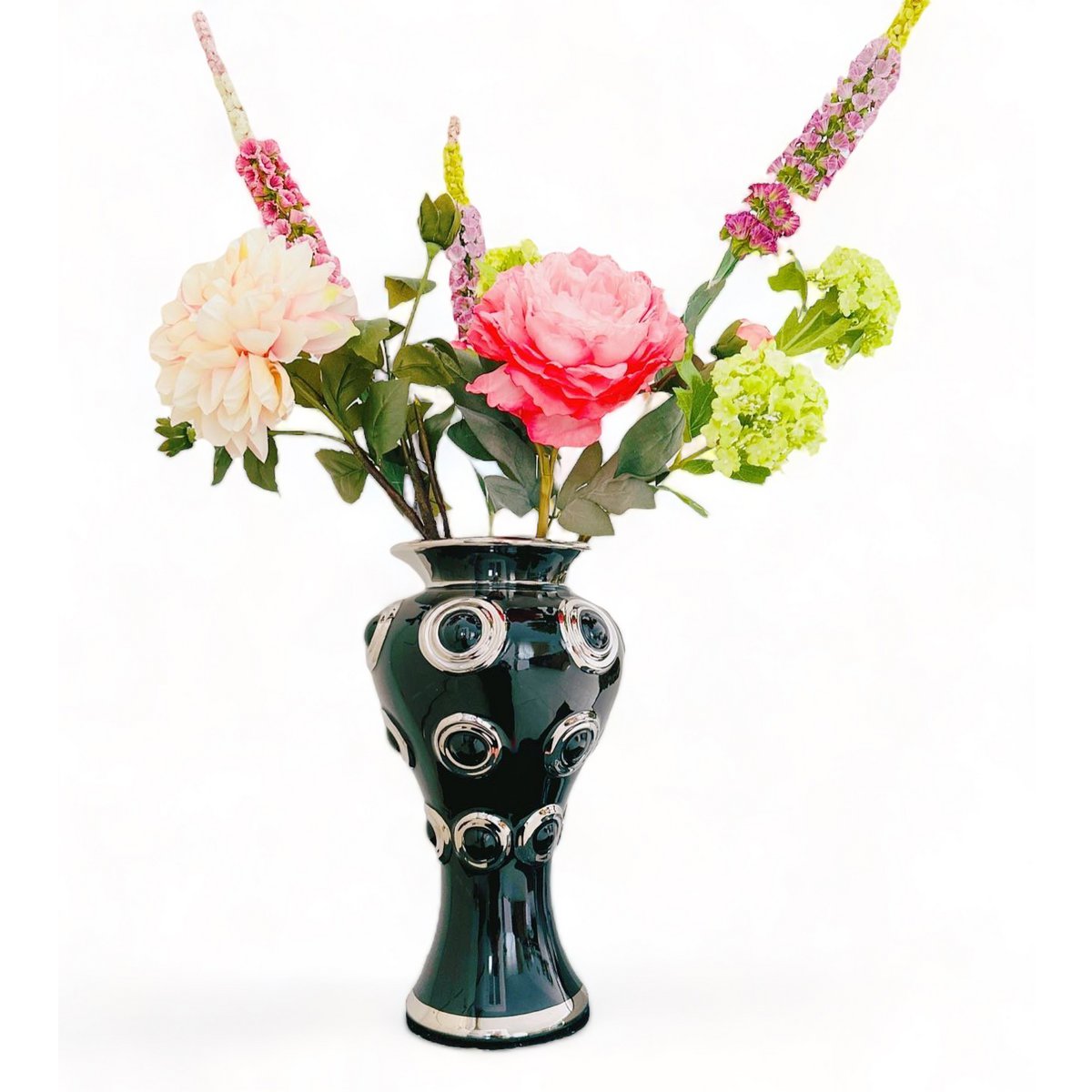 Nieuwe series. Een vaas en een boeket kunstbloemen en een koraalornament