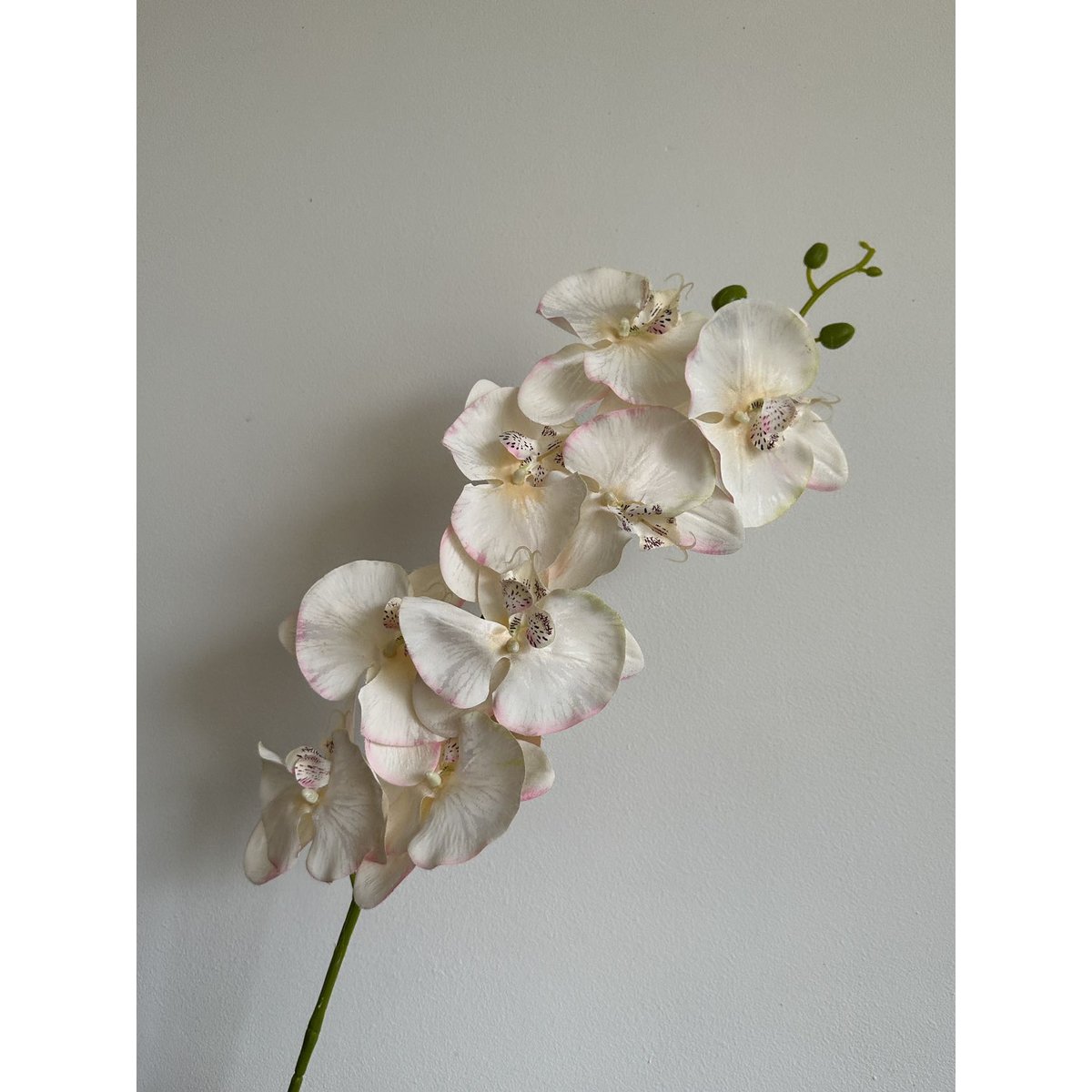 Nieuwe series. Een vaas en een kandelaar en een boeket kunstbloemen