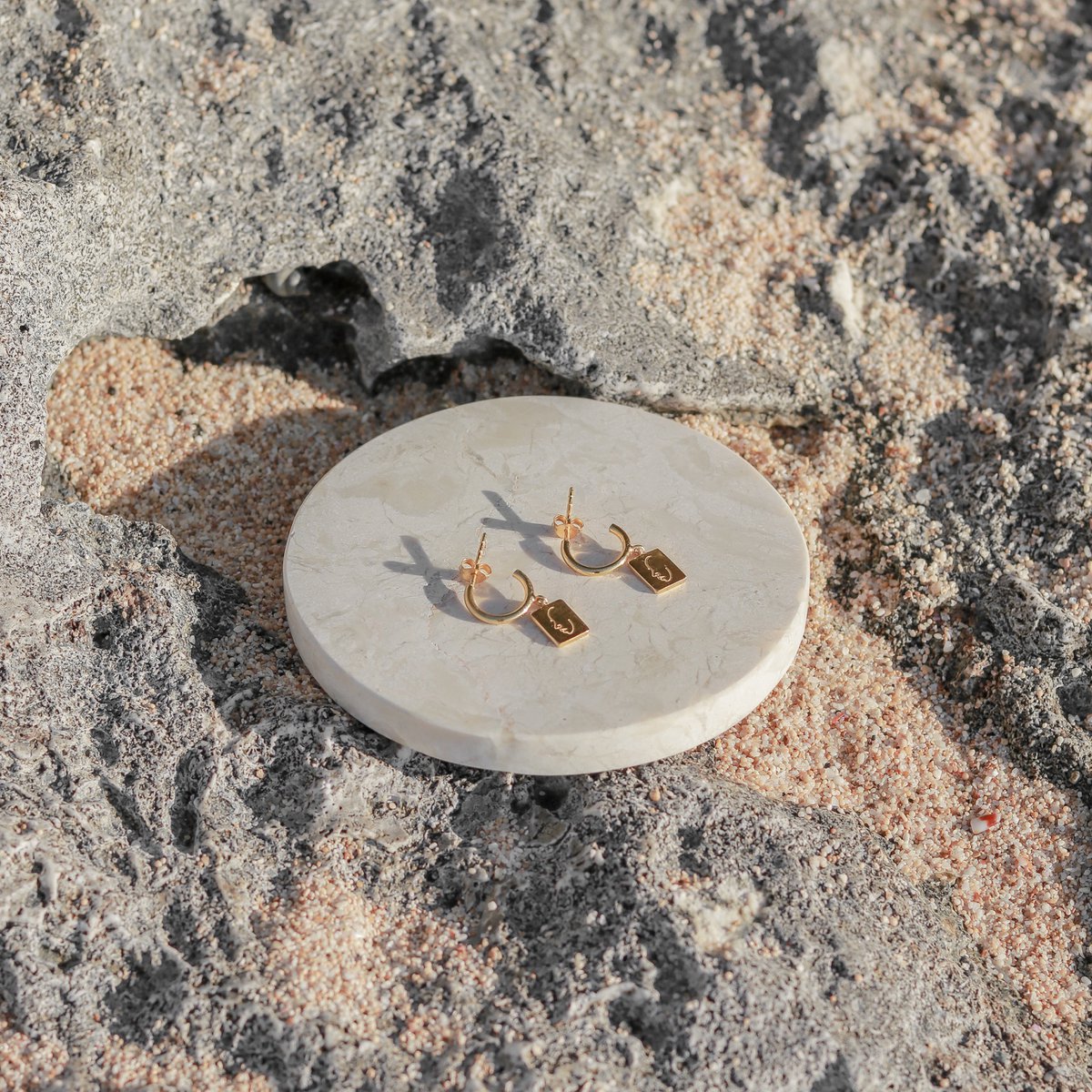 Oorbellen 18k verguld met hanger - oorringen versierd met gegraveerd gezicht - hangende oorbellen gemaakt van 925 zilver goud vermeil - KARTINI goud