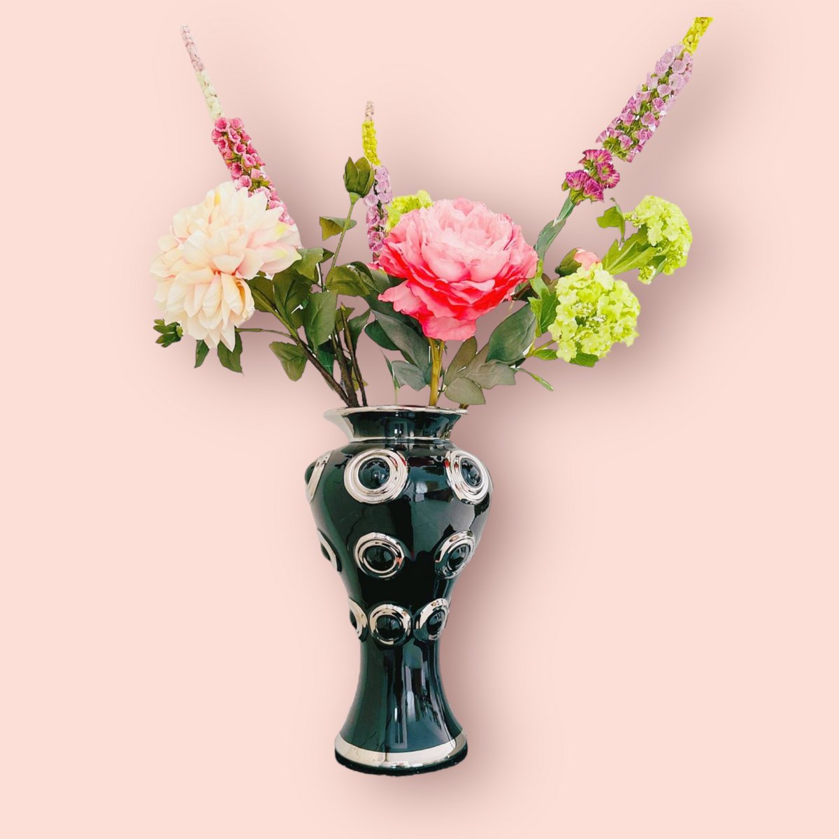 Nieuwe series. Een vaas en een boeket kunstbloemen en een koraalornament