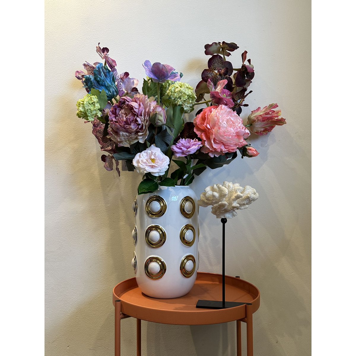 Een complete vaas, een boeket kunstbloemen en een prachtig oceaankoraalornament