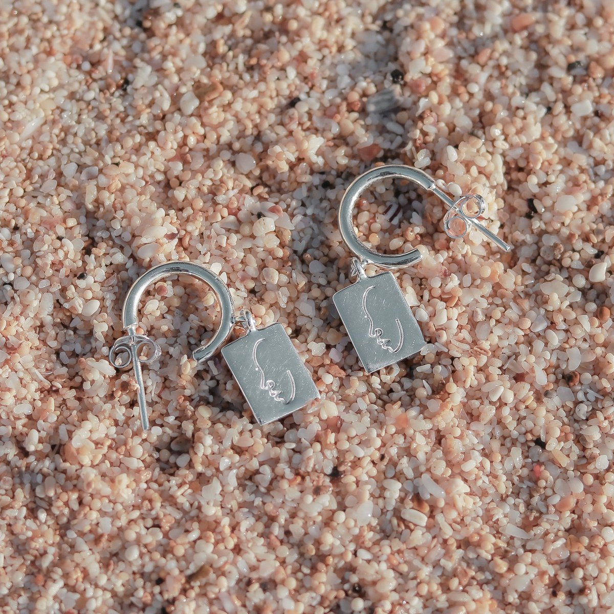 Oorbellen 925 zilver met hanger - oorringen versierd met gegraveerd gezicht - hangende oorbellen handgemaakt in sterling zilver - KARTINI zilver