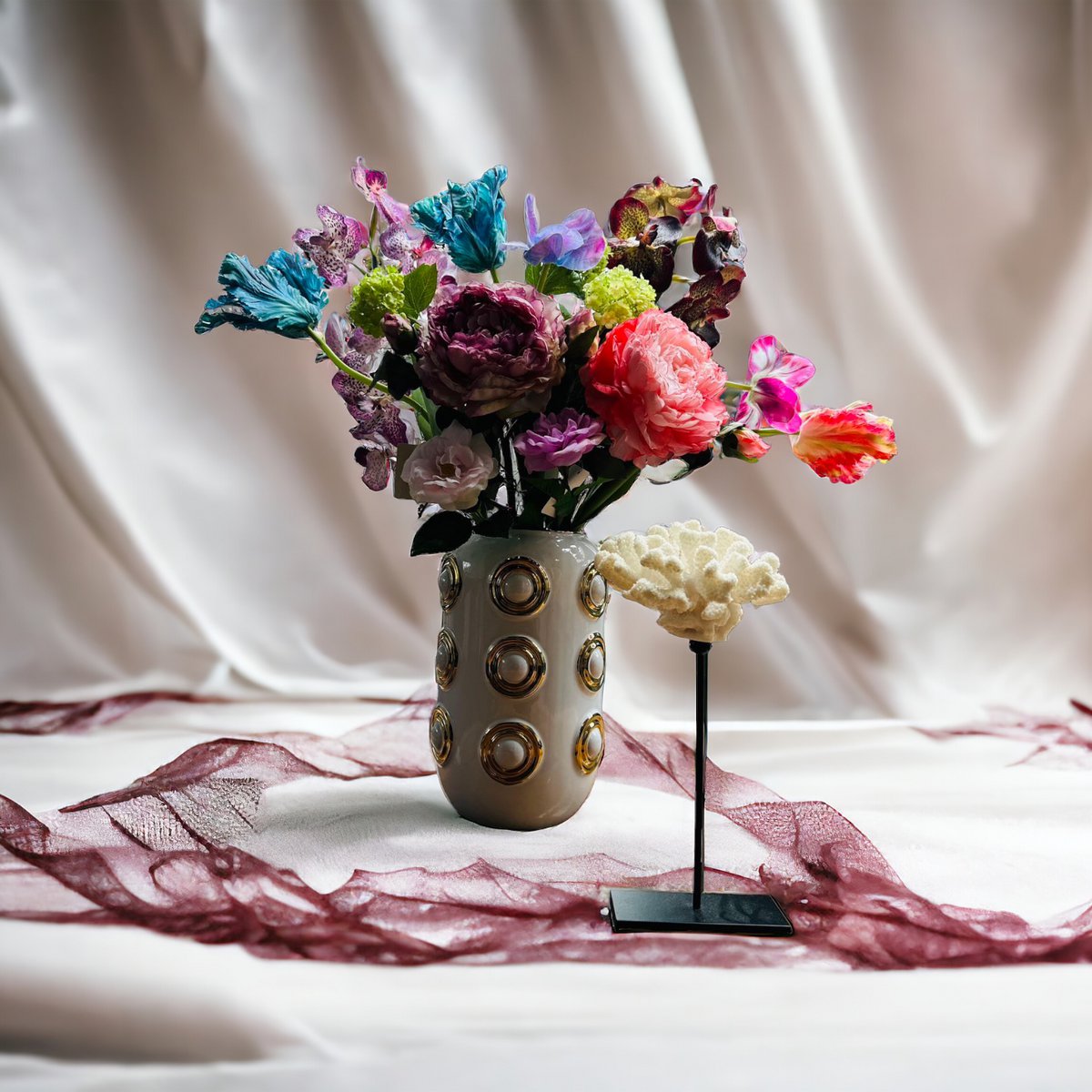 Een complete vaas, een boeket kunstbloemen en een prachtig oceaankoraalornament