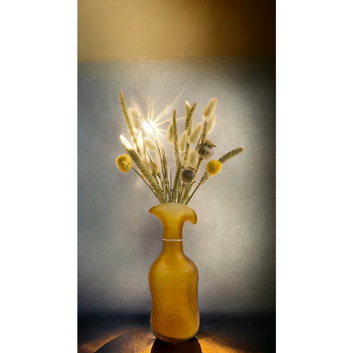 vintage amberkleurige glazen vaas klein formaat: H30cm B: 7cm