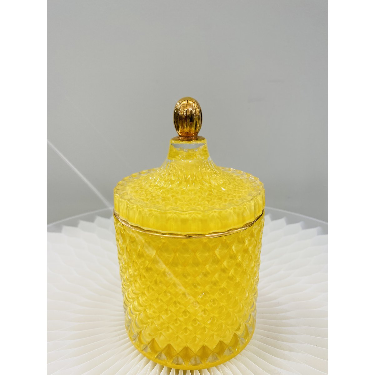 Een luxe glazen pot in een prachtige gele kleur