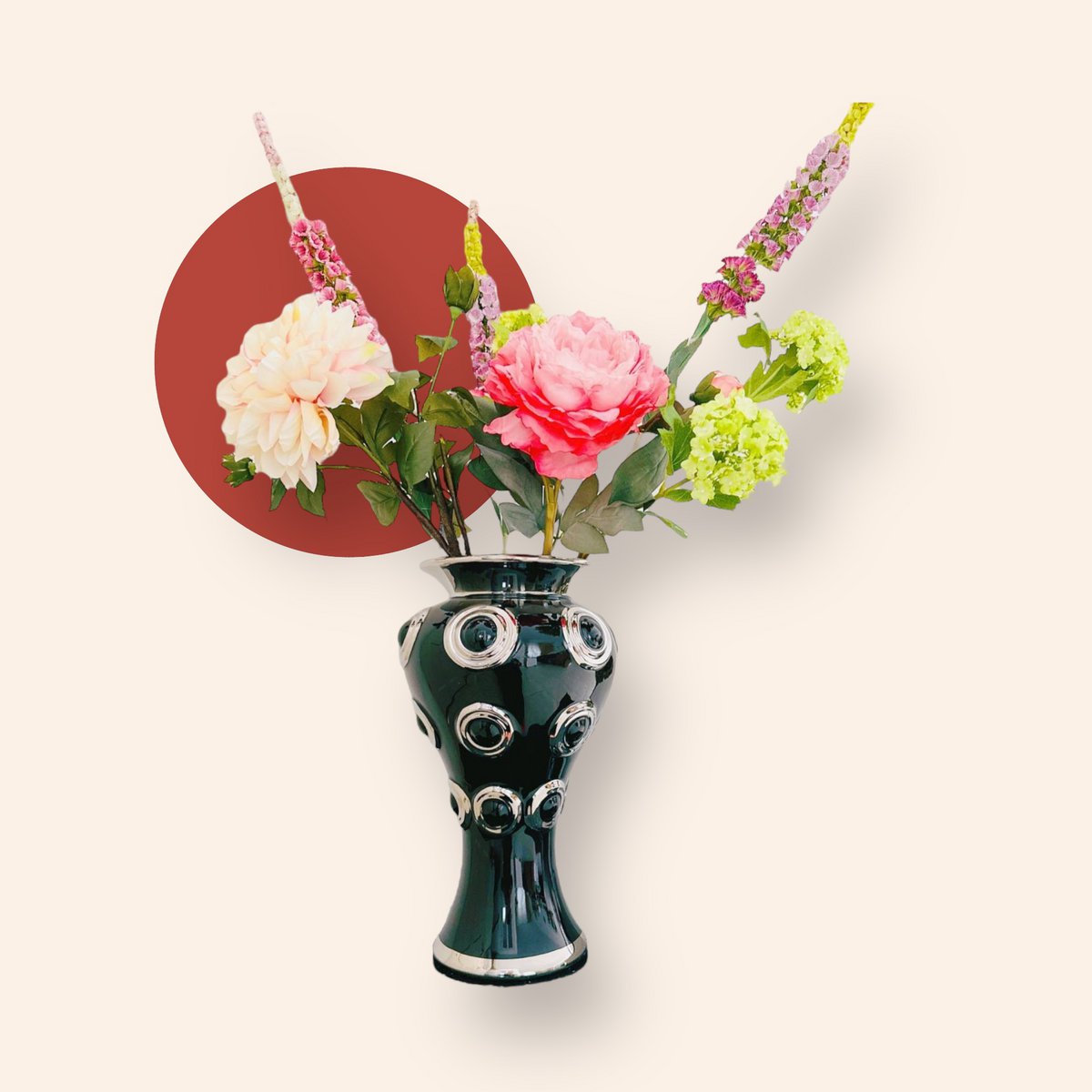 Nieuwe series. Een vaas en een boeket kunstbloemen en een koraalornament