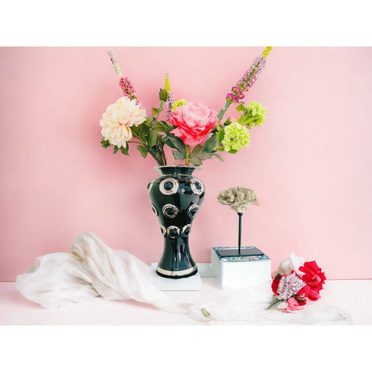 Nieuwe series. Een vaas en een boeket kunstbloemen en een koraalornament