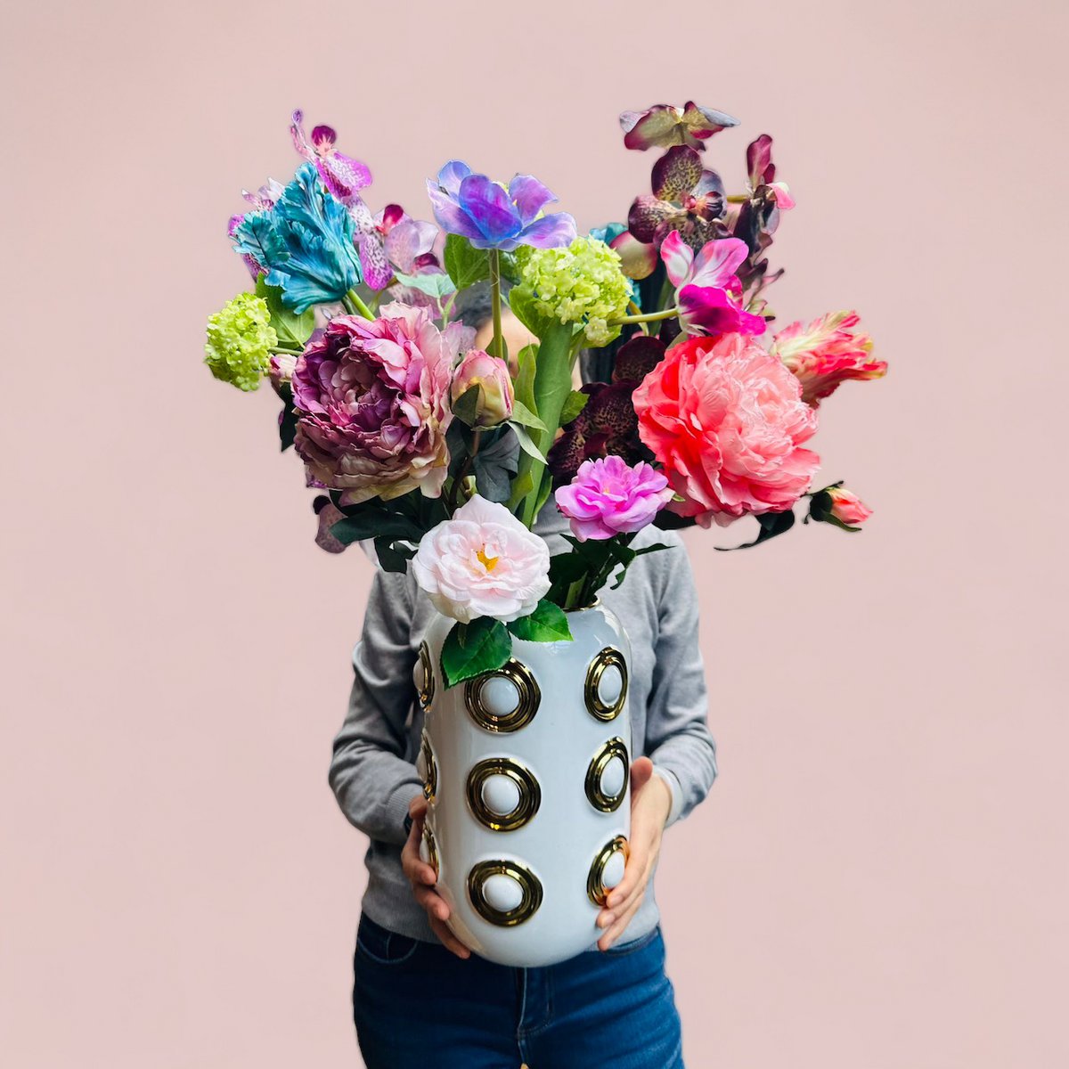 Een complete vaas, een boeket kunstbloemen en een prachtig oceaankoraalornament