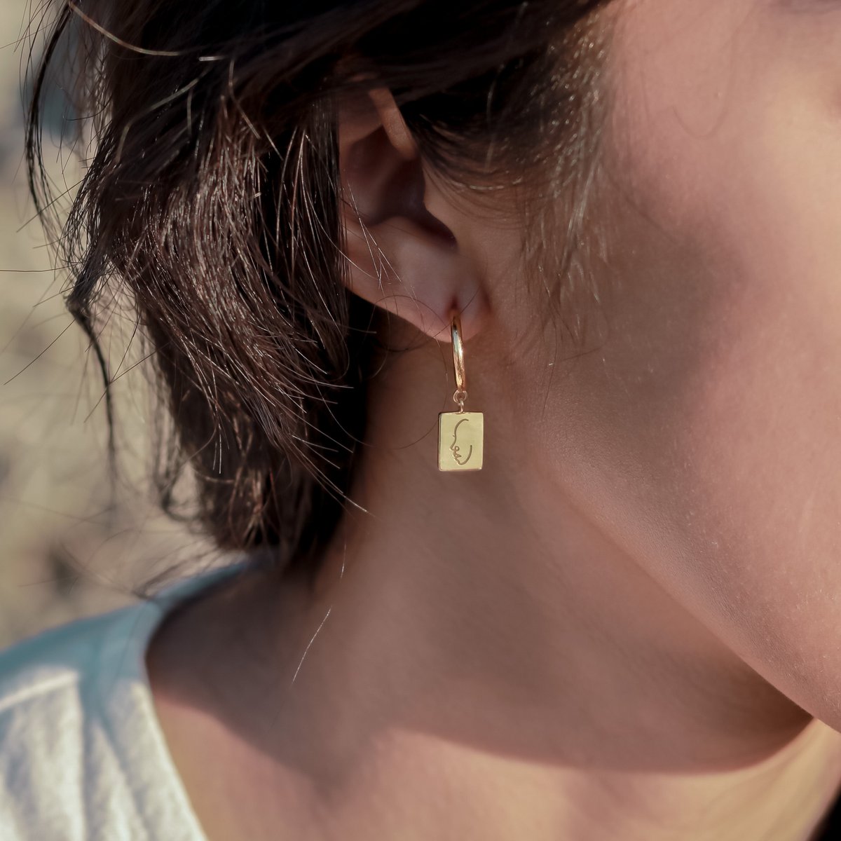 Oorbellen 18k verguld met hanger - oorringen versierd met gegraveerd gezicht - hangende oorbellen gemaakt van 925 zilver goud vermeil - KARTINI goud