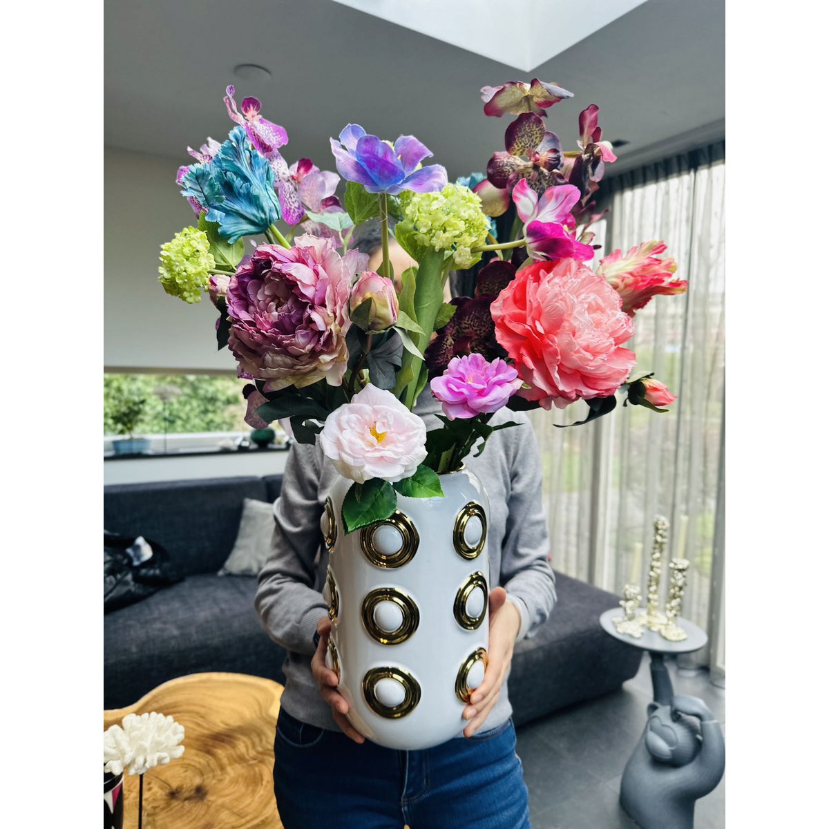 Een complete vaas, een boeket kunstbloemen en een prachtig oceaankoraalornament