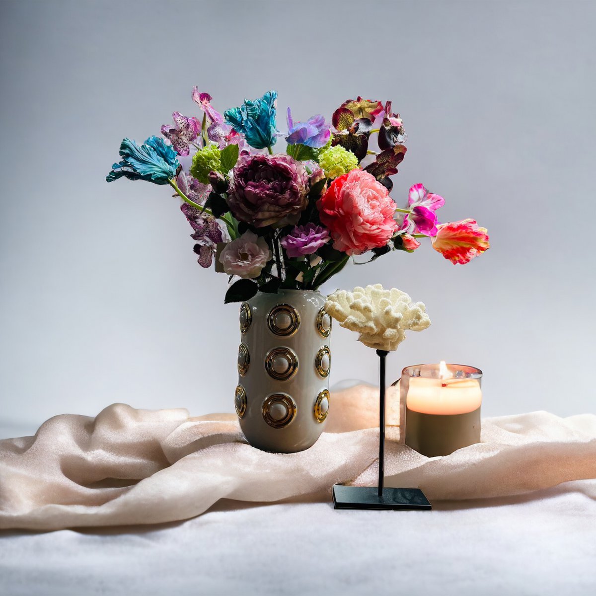 Een complete vaas, een boeket kunstbloemen en een prachtig oceaankoraalornament