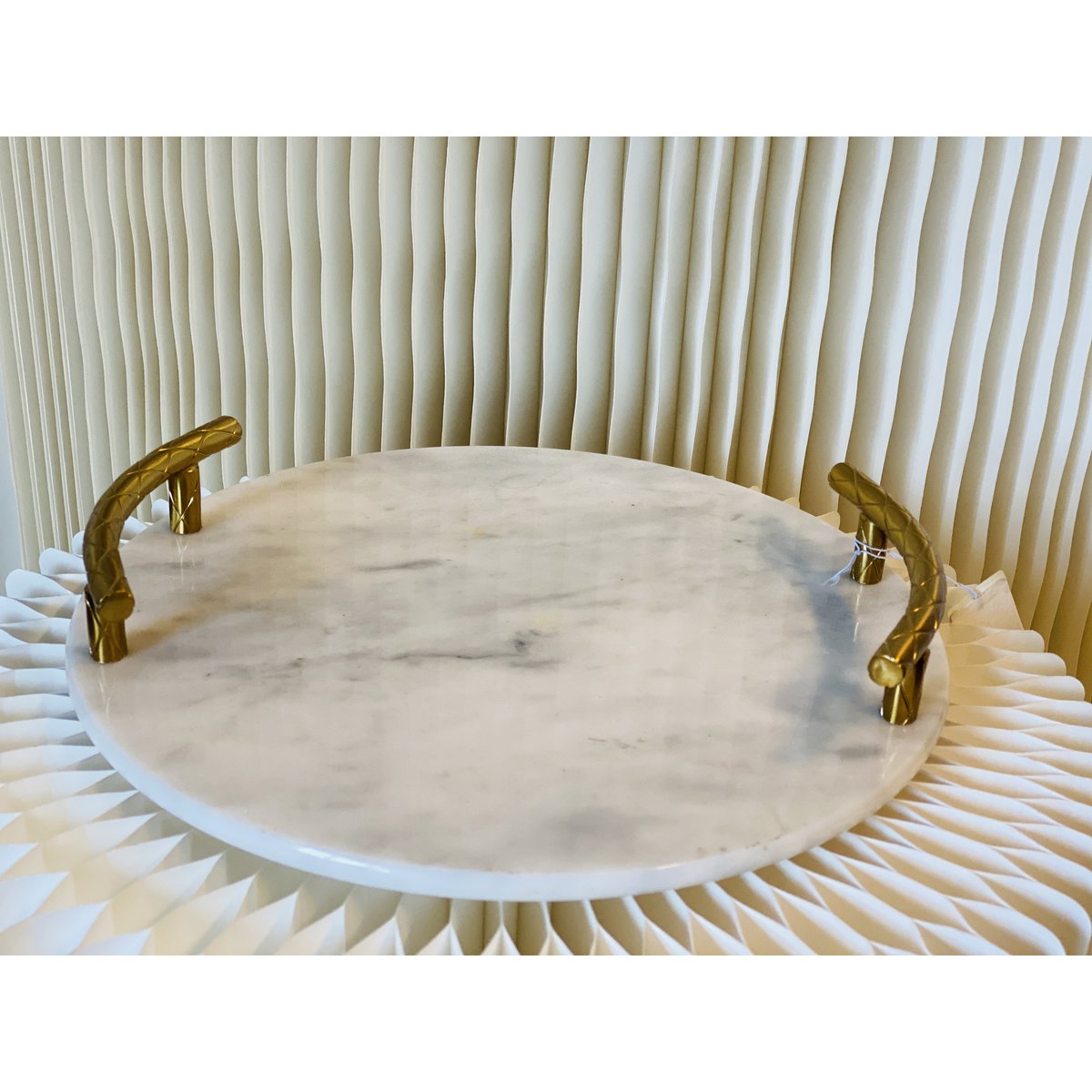 Marmeren dienblad met goudkleurige handgrepen