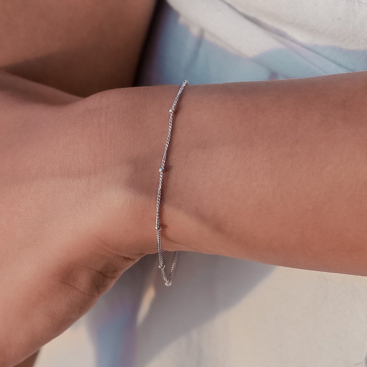 Sierlijke armband gemaakt van 925 zilver - zilveren armband handgemaakt - schakelarmband minimalistisch versierd met kralen - BRAWA zilver