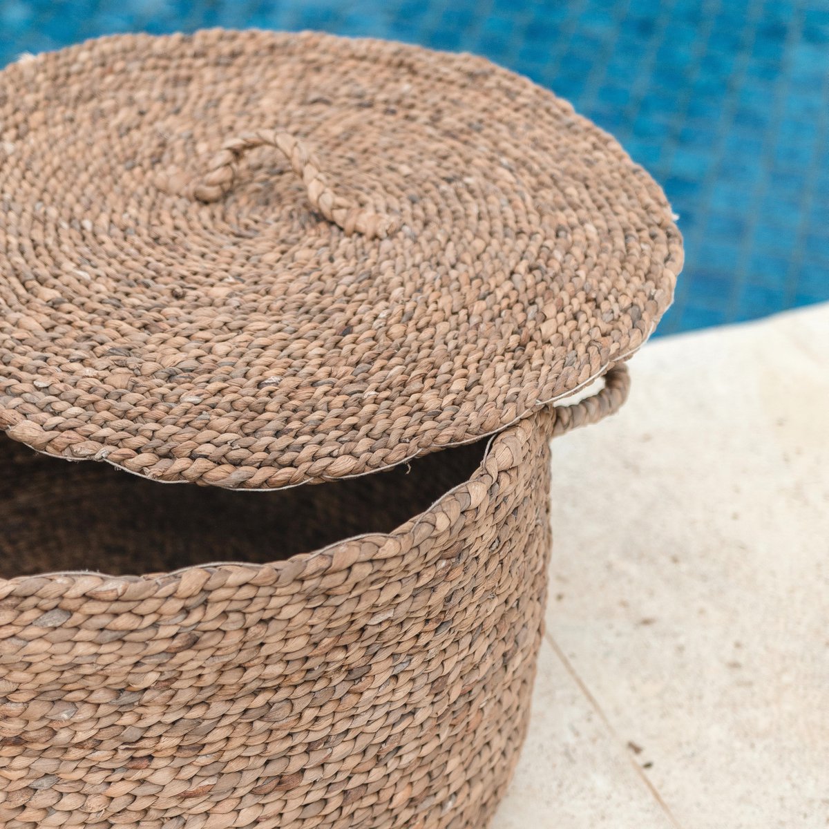 Grote wasmand met deksel UMBUL gemaakt van bruine waterhyacint | Geweven mand