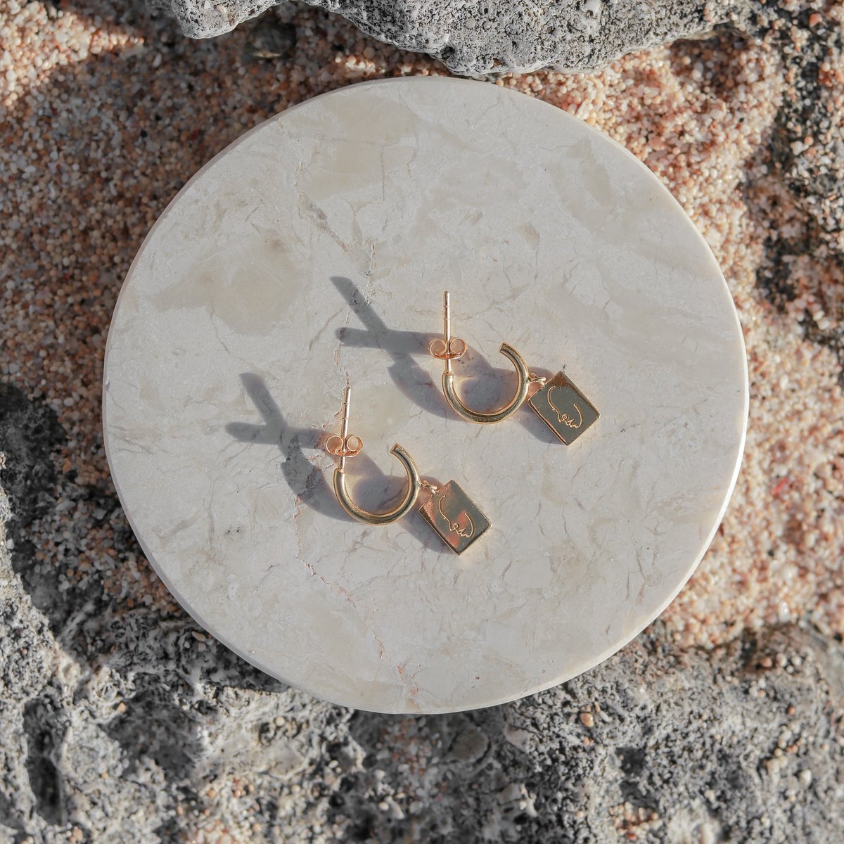 Oorbellen 18k verguld met hanger - oorringen versierd met gegraveerd gezicht - hangende oorbellen gemaakt van 925 zilver goud vermeil - KARTINI goud