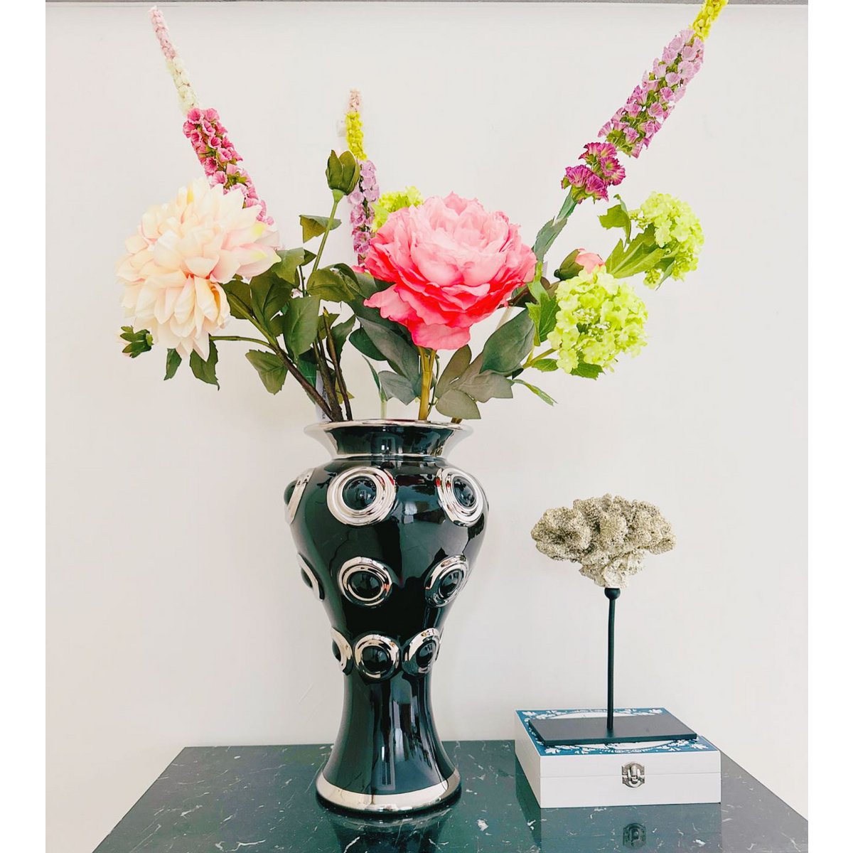 Nieuwe series. Een vaas en een boeket kunstbloemen en een koraalornament