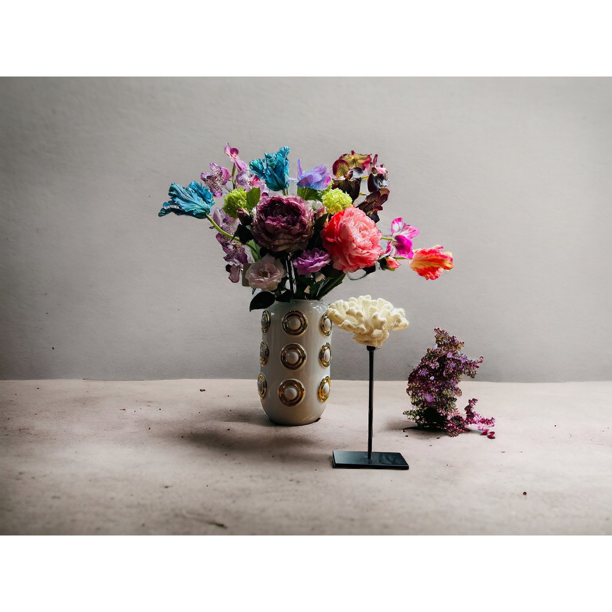 Een complete vaas, een boeket kunstbloemen en een prachtig oceaankoraalornament