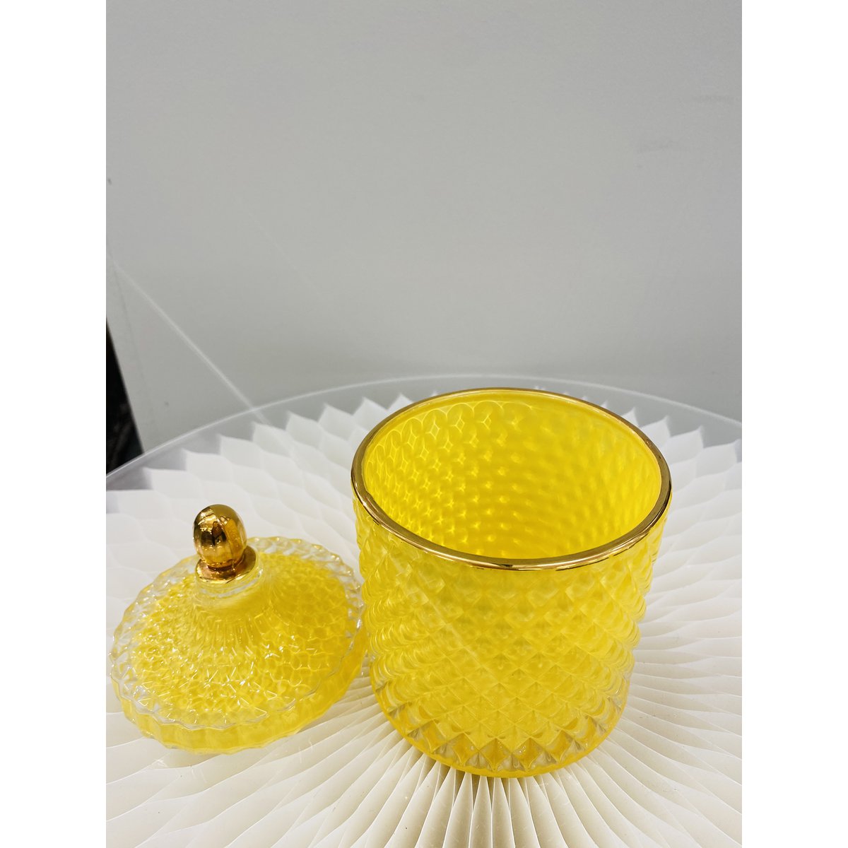 Een luxe glazen pot in een prachtige gele kleur