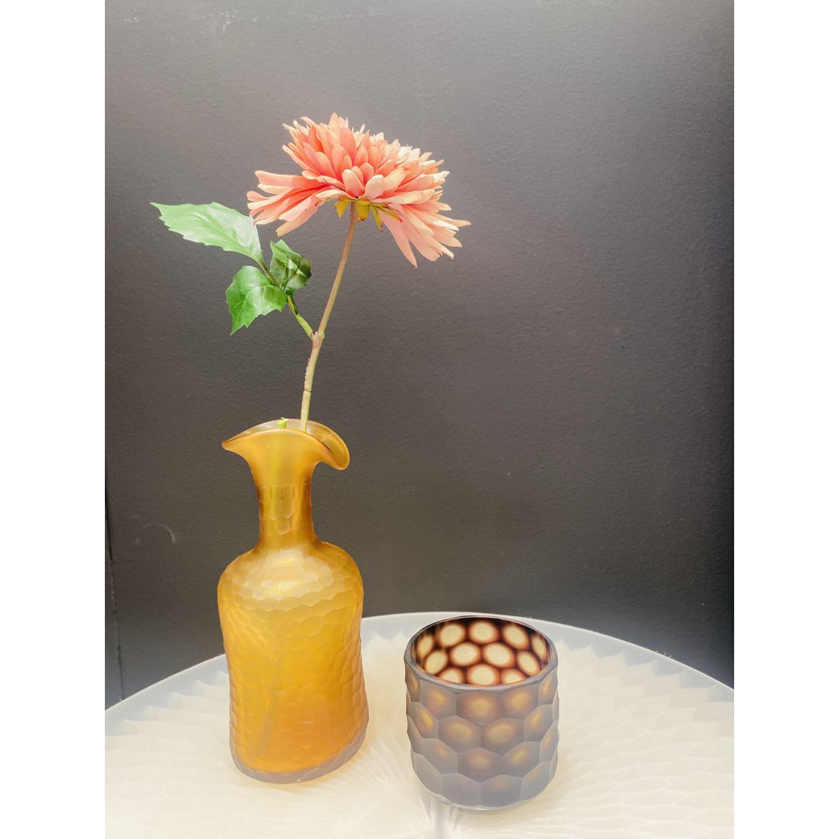 vintage amberkleurige glazen vaas klein formaat: H30cm B: 7cm