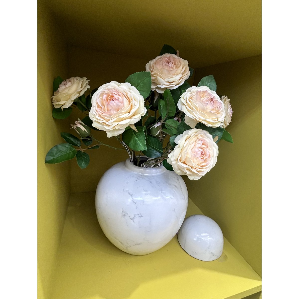 Een gemberpot van Amerikaans porselein, halverwege de 20e eeuw, met 7 stuks gele camellia-kunstbloemen (wit klein H*25W*25)