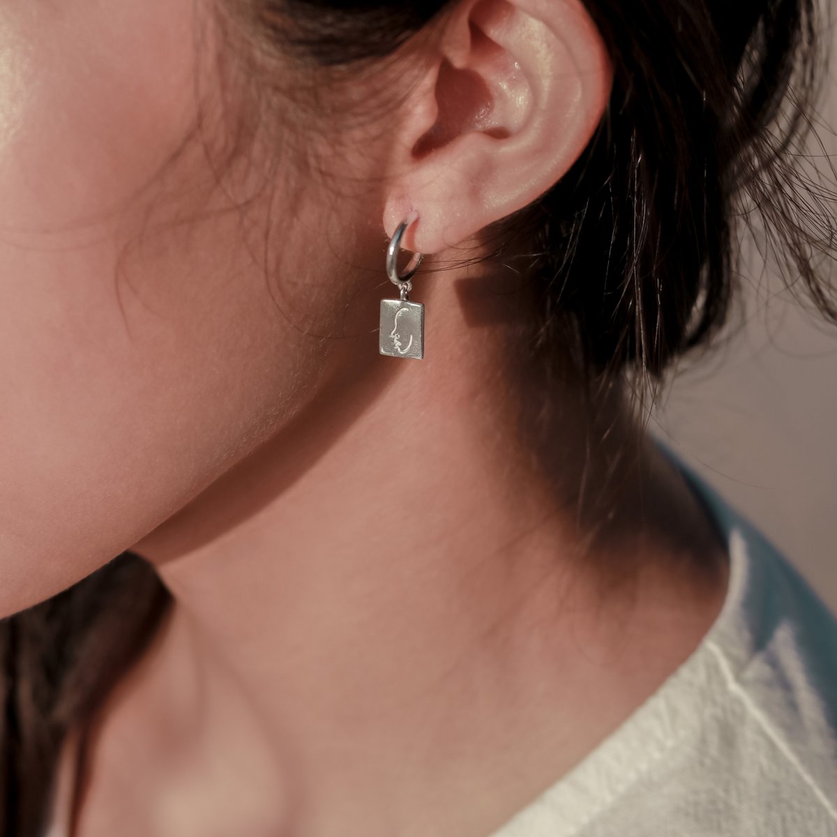 Oorbellen 925 zilver met hanger - oorringen versierd met gegraveerd gezicht - hangende oorbellen handgemaakt in sterling zilver - KARTINI zilver