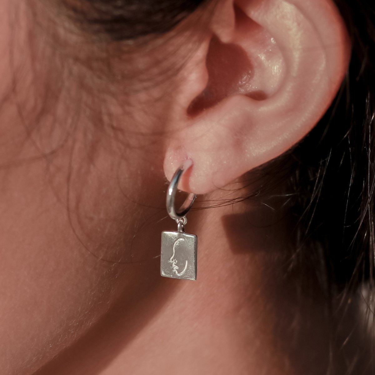 Oorbellen 925 zilver met hanger - oorringen versierd met gegraveerd gezicht - hangende oorbellen handgemaakt in sterling zilver - KARTINI zilver